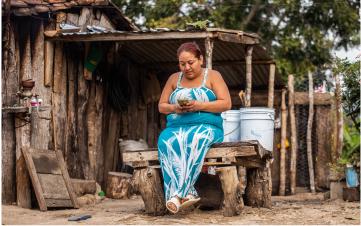 Una mujer sonriendo usando un smartphone